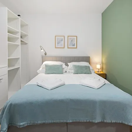 Stayy Nº7 & -self Check-in Apartmanhotel