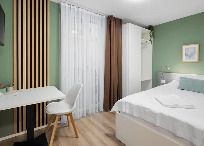 Stayy Nº7 & -self Check-in Apartmanhotel 3*